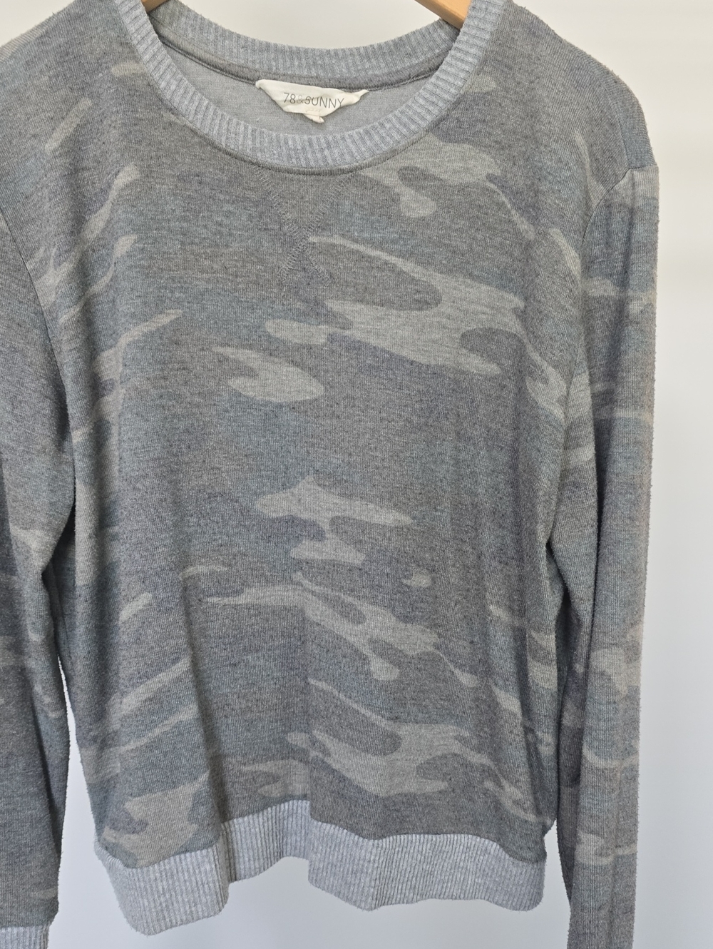 78 & Sunny Women's Gray Camo Crewneck Sweater